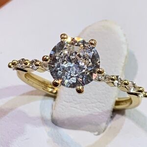 18k yellow gold ring with Brilliant Center Stone and Tapered Accents